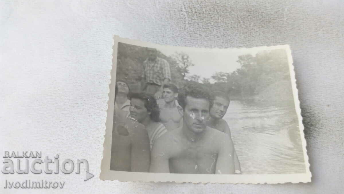 Φωτογραφία Άνδρες και γυναίκες με βάρκα στον ποταμό