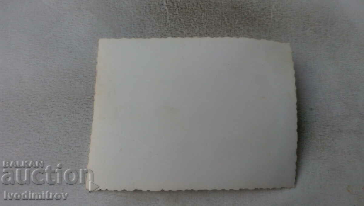 Fotografie Bărbați și femei cu barca pe râu cu preț 1.45 BGN | € 0.74 Fotografie Bărbați și femei cu barca pe râu cu preț 1.45 BGN | € 0.74