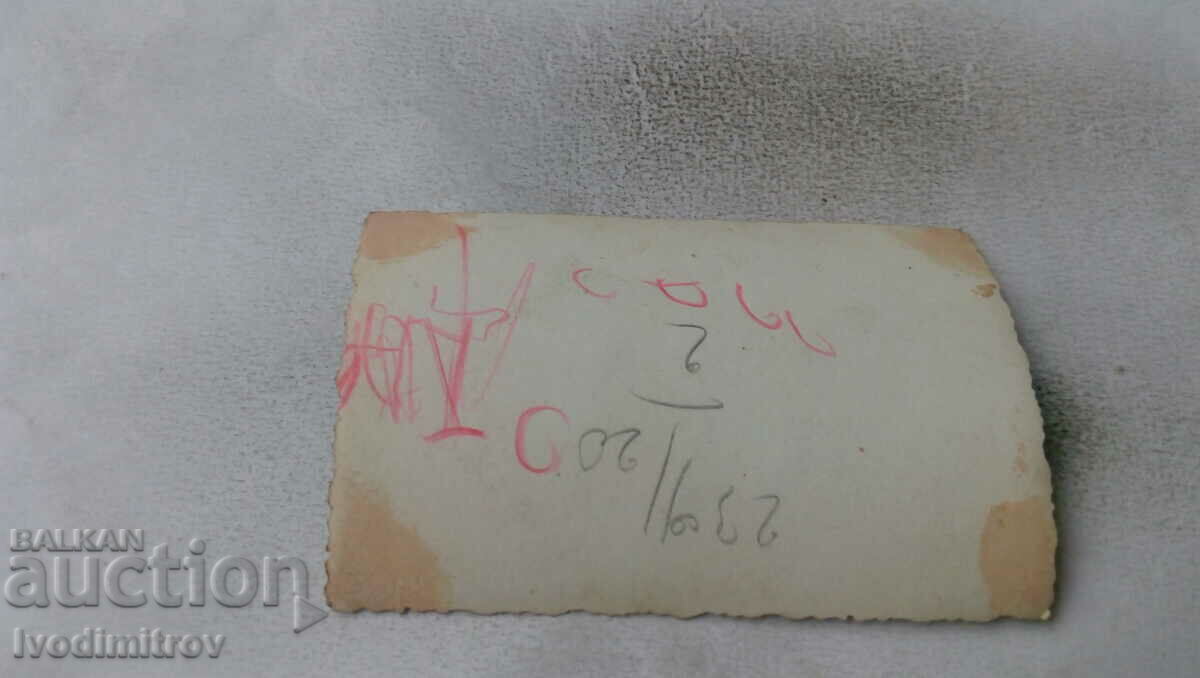 Fotografie cu Sofia Un bărbat și o femeie mergând pe trotuar cu preț 2.65 BGN | € 1.35 Fotografie cu Sofia Un bărbat și o femeie mergând pe trotuar cu preț 2.65 BGN | € 1.35