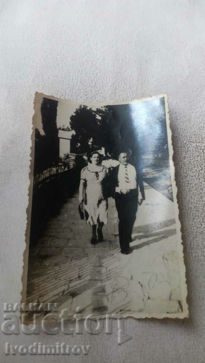 Fotografie cu Sofia Un bărbat și o femeie mergând pe trotuar