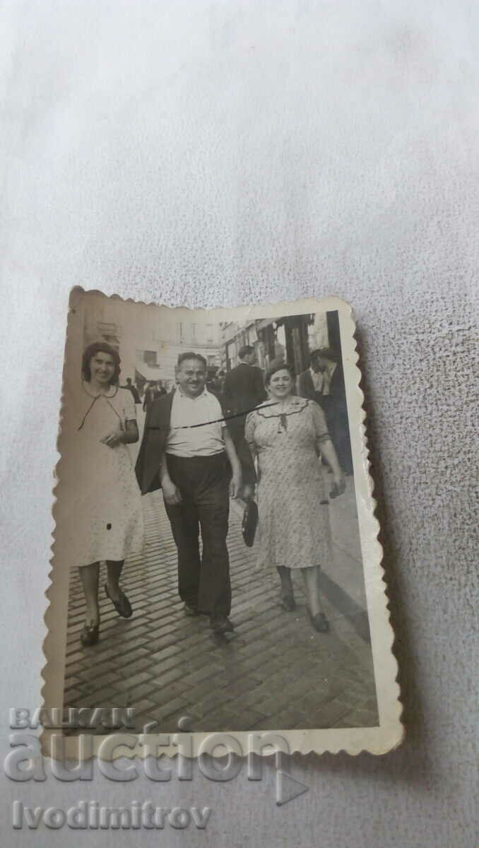 Снимка София Мъж и две жени на разходка