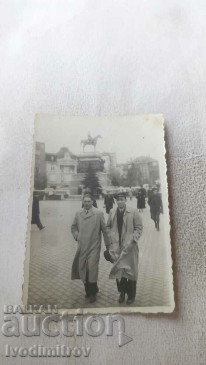 Снимка София Двама мъже на разходка по бул. Царъ Освободител