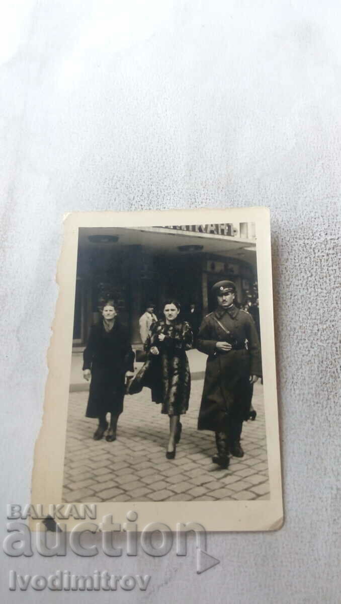 Φωτογραφία Αξιωματικός της Σόφιας και δύο γυναίκες μπροστά από το Balkan Hotel