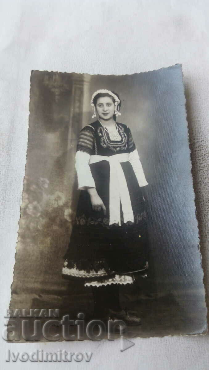 Φωτογραφία Νεαρή γυναίκα με παραδοσιακή φορεσιά