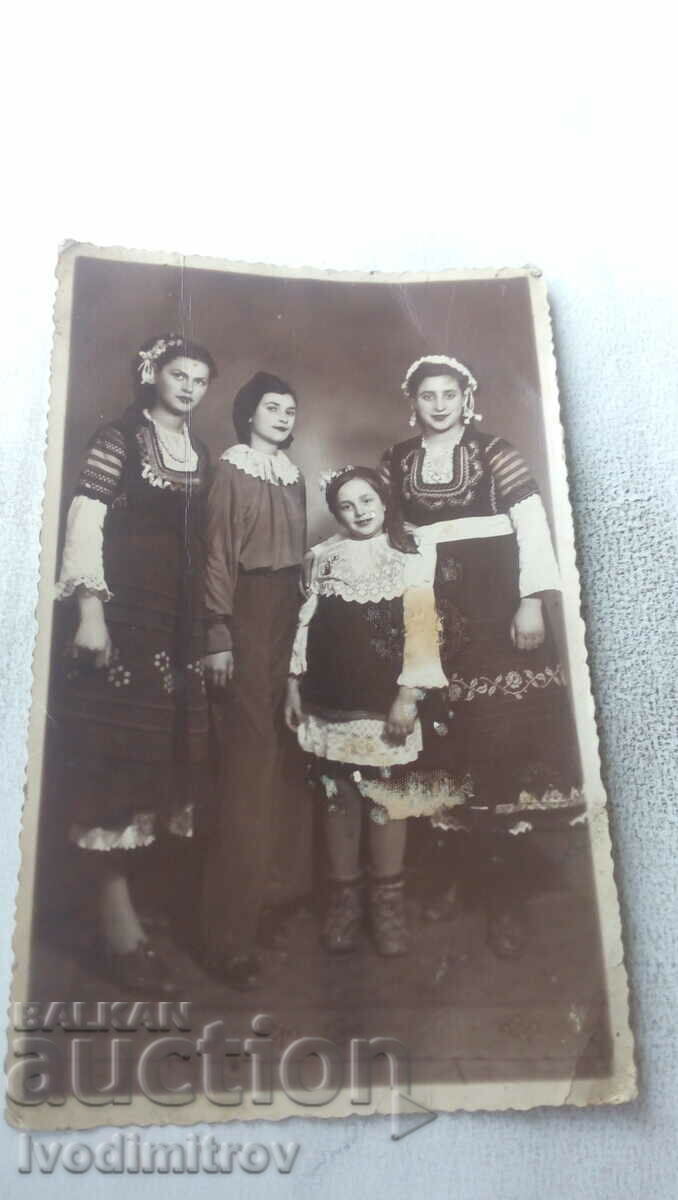 Снимка Две момичета и две млади жени в народни носии