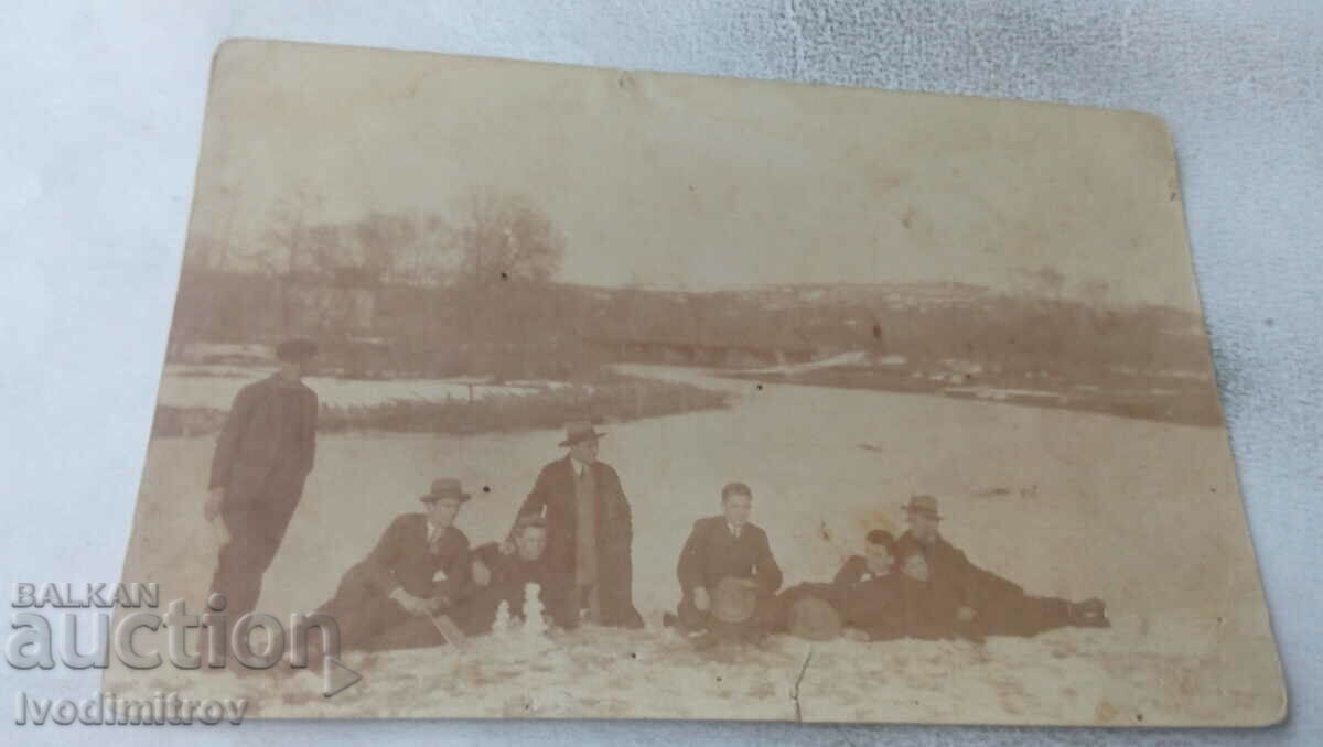 Foto Grup de bărbați lângă râu