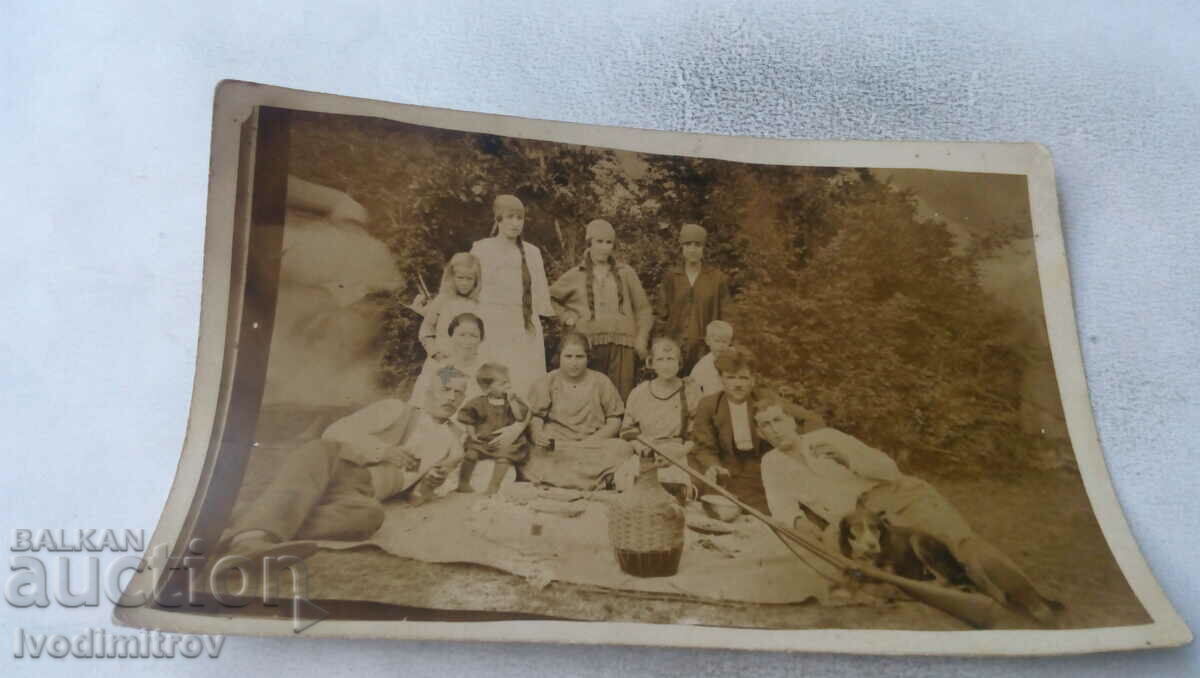 Photo Men women and children with a dog on a picnic