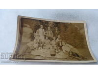 Снимка Мъже жени и деца с куче на пикник