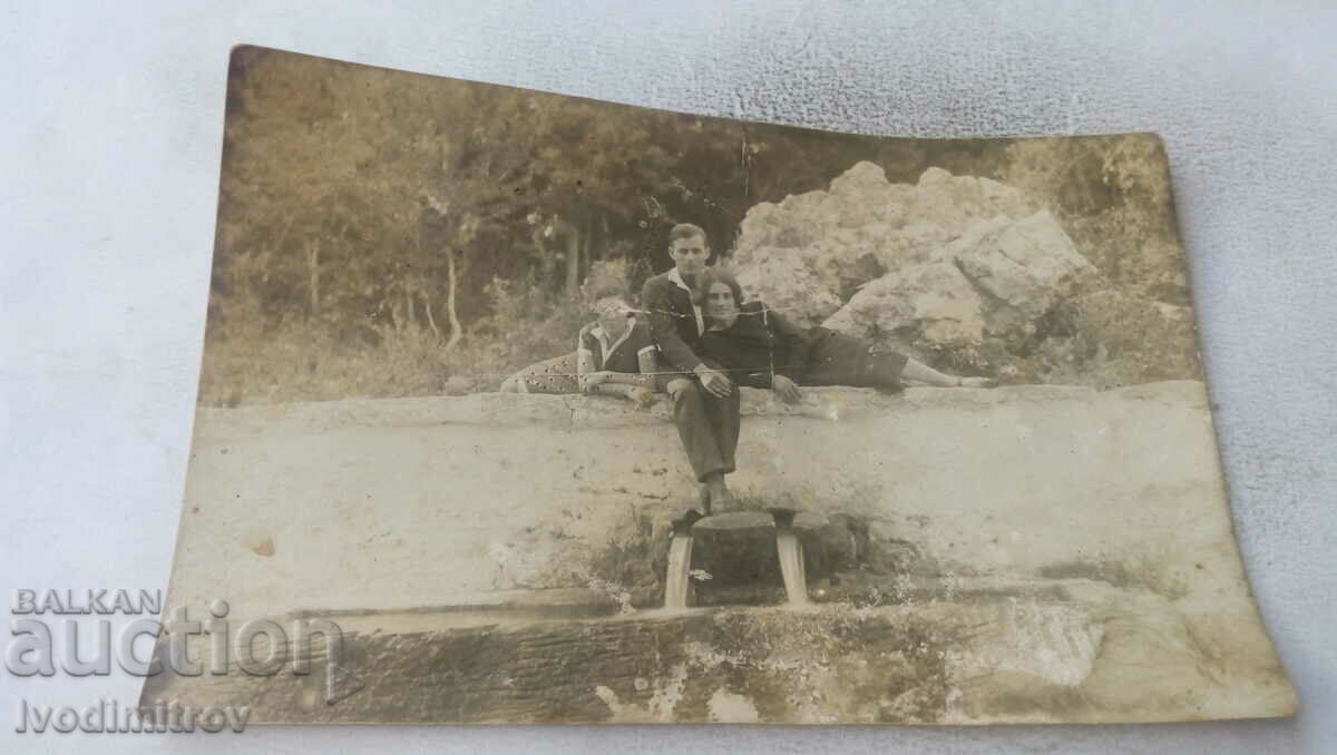 Снимка Младеж и две девойки върху чешмата