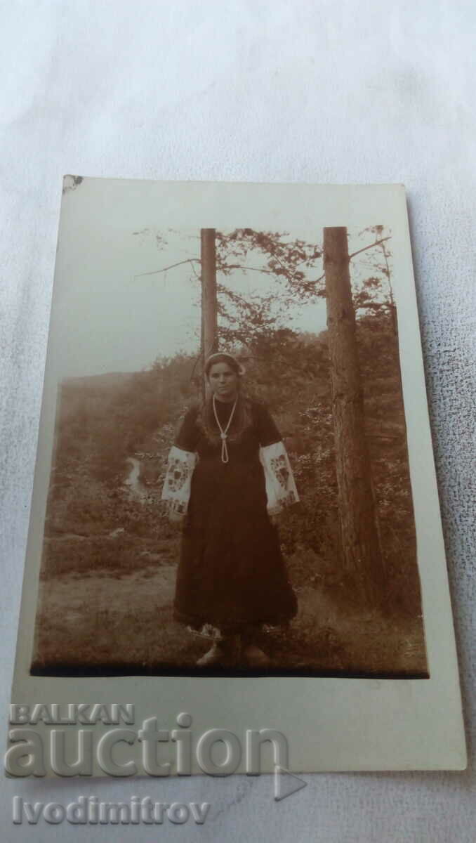 Φωτογραφία Γυναίκα σε ένα πευκοδάσος
