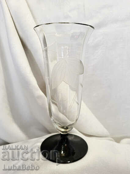 Художествена стъклена ваза в стил Art Deco
