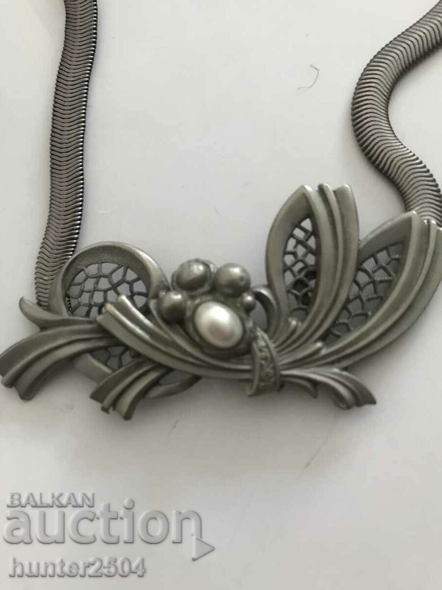 Licitație Colier-metal alb cu perla 45 cm Licitație Colier-metal alb cu perla 45 cm