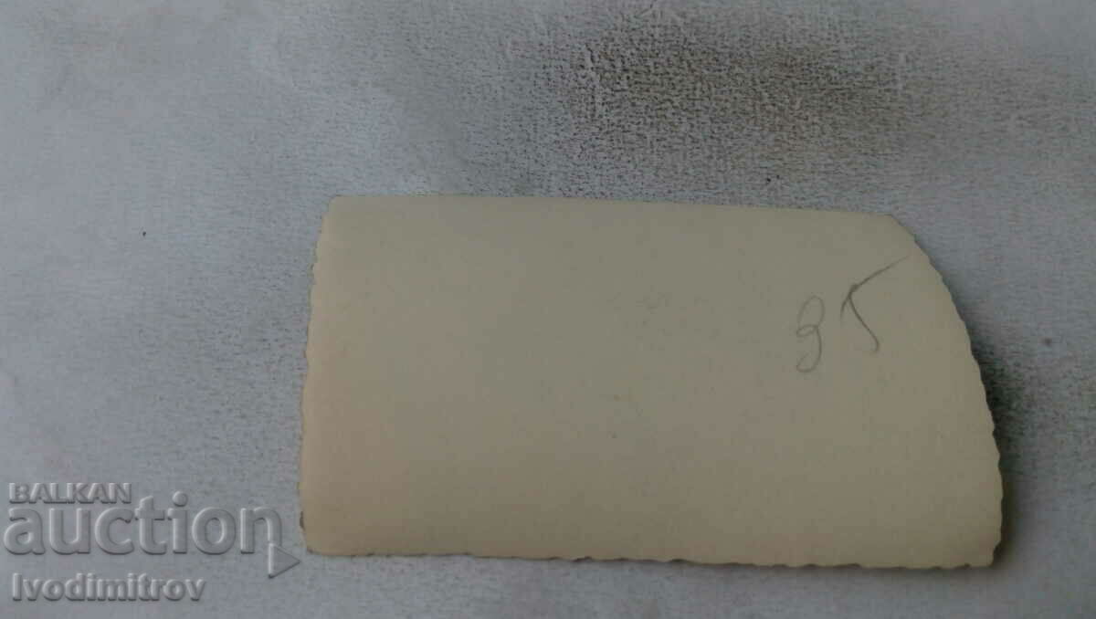 Φωτογραφία Δύο άντρες σε ένα γραφείο στην αυλή με τιμή 1.65 BGN | € 0.84 Φωτογραφία Δύο άντρες σε ένα γραφείο στην αυλή με τιμή 1.65 BGN | € 0.84