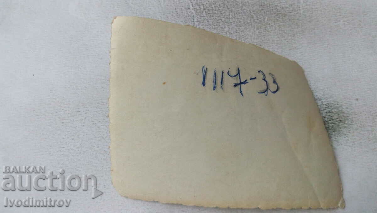 Fotografie Fată tânără într-o uniformă de marinar pe o piatră cu preț 1.85 BGN | € 0.95 Fotografie Fată tânără într-o uniformă de marinar pe o piatră cu preț 1.85 BGN | € 0.95