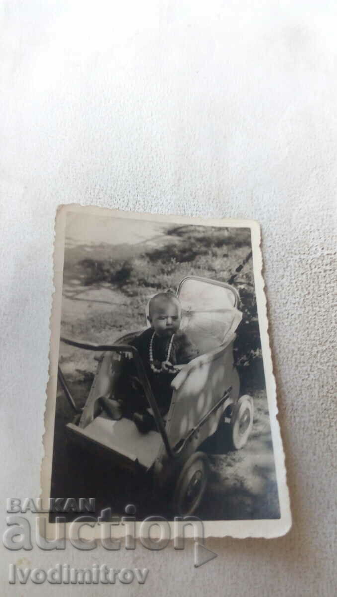 Снимка Пловдивъ Бебе в ретро детска количка 1940