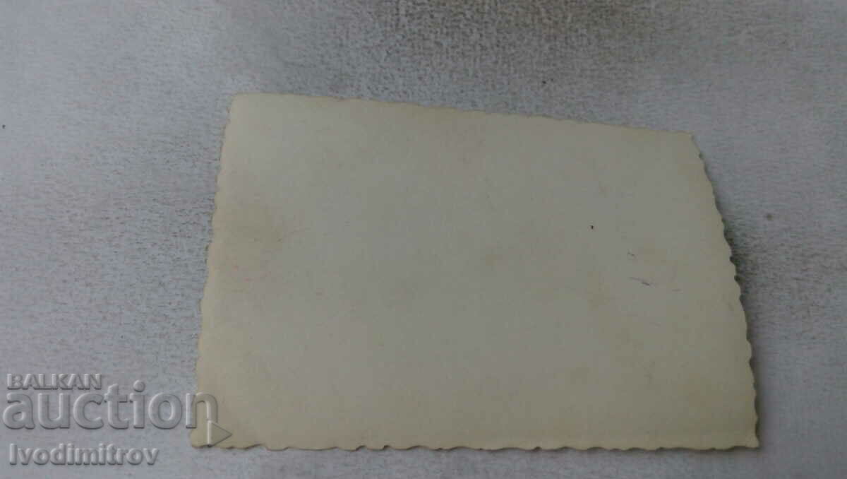 Fotografie Plovdiv Tânăr pe stradă cu preț 1.65 BGN | € 0.84 Fotografie Plovdiv Tânăr pe stradă cu preț 1.65 BGN | € 0.84