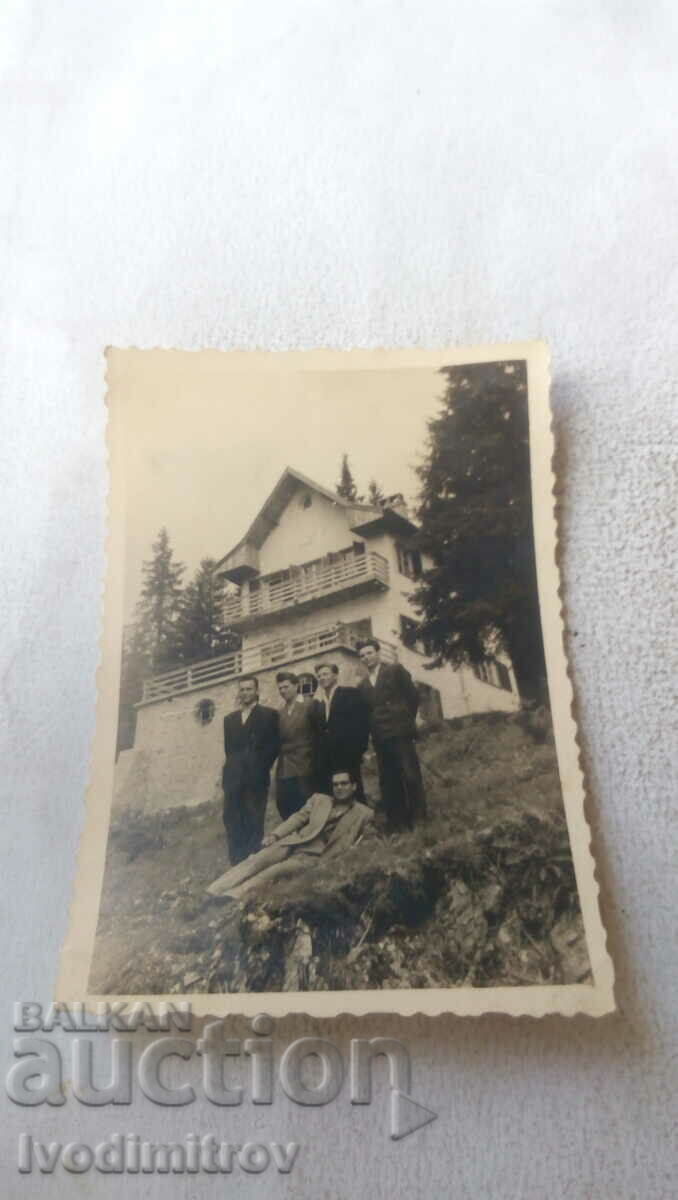 Φωτογραφία Πέντε άνδρες μπροστά από μια ορεινή καλύβα