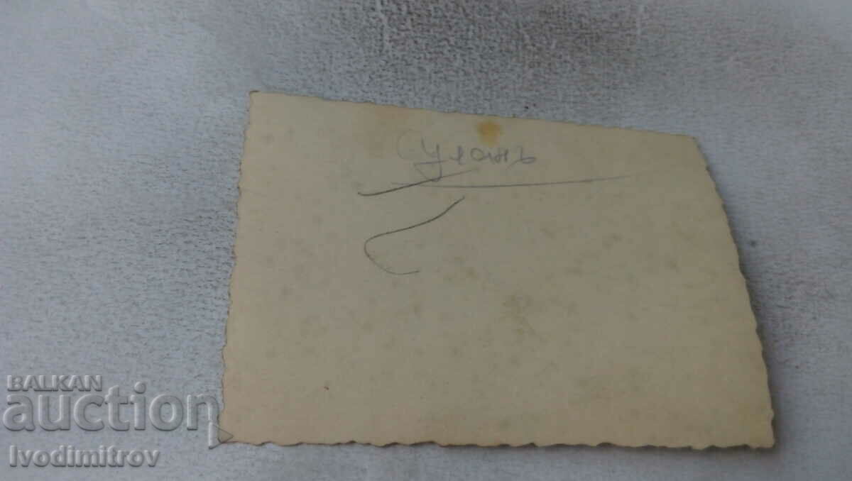 Снимка Жена и четирима мъже в градината с цена 1.45 лв. | € 0.74 Снимка Жена и четирима мъже в градината с цена 1.45 лв. | € 0.74