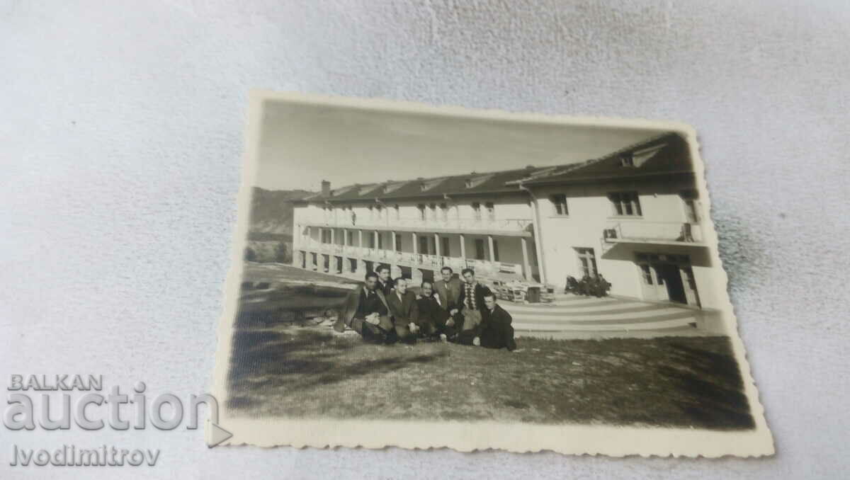 Photo Govedartsi Men in front of a holiday resort