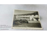 Photo Govedartsi Men in front of a holiday resort