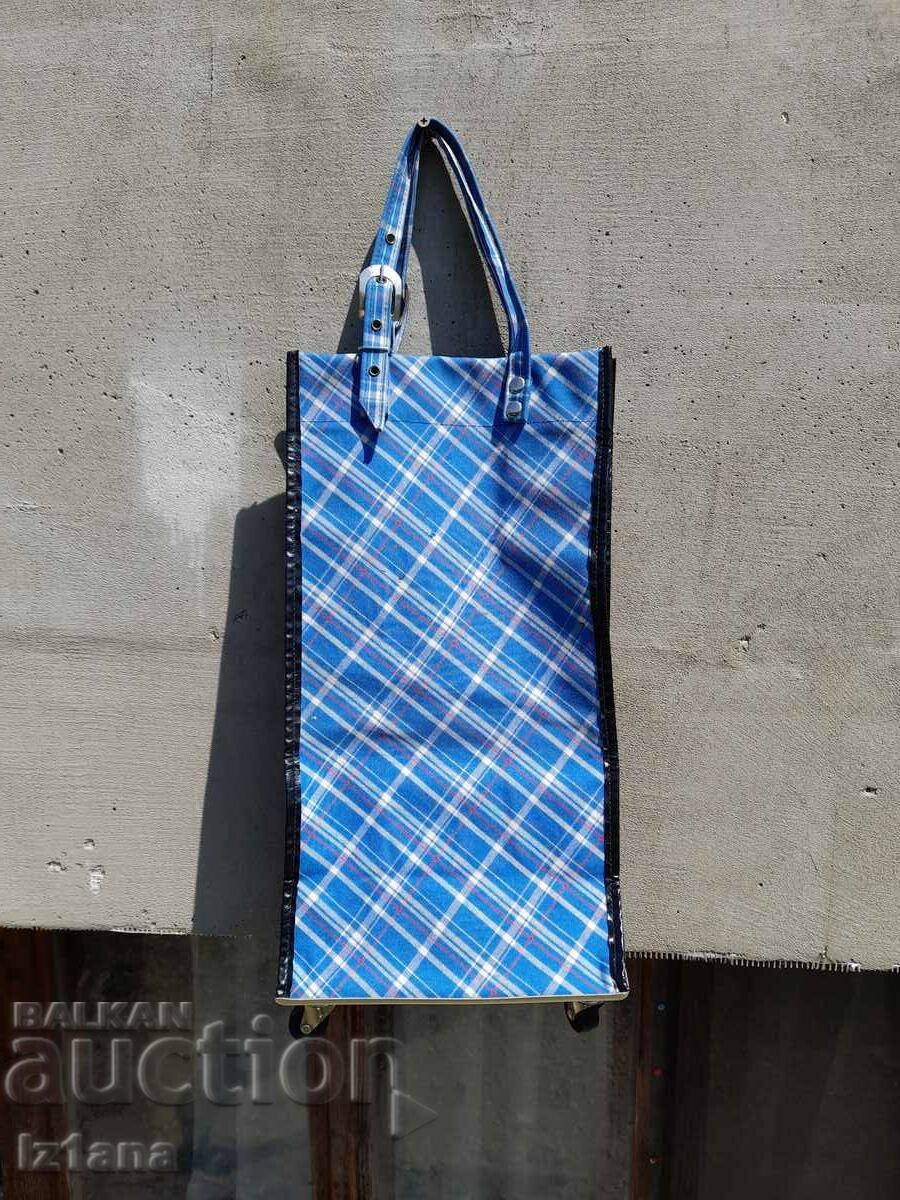 Μια παλιά τσάντα με ρόδες με τιμή 45.00 BGN | € 23.01