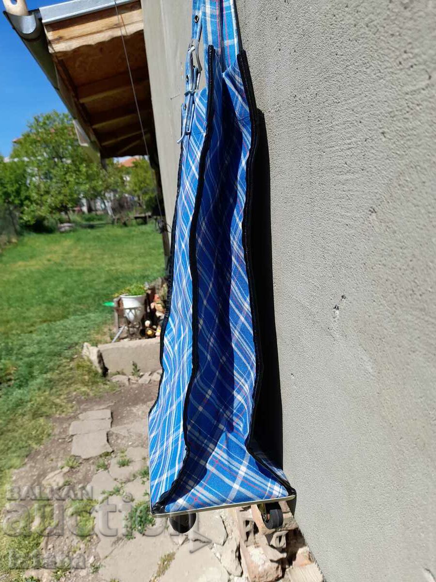 Δημοπρασία Μια παλιά τσάντα με ρόδες