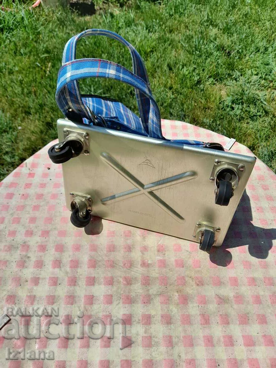 Παράδοση Μια παλιά τσάντα με ρόδες