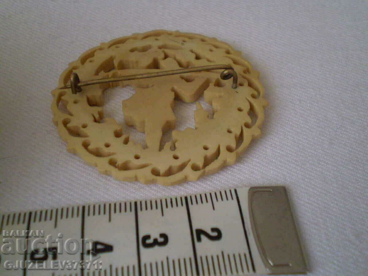 стара брошка ръчно изработена от бакелит жена с цена 55.00 лв. | € 28.12 стара брошка ръчно изработена от бакелит жена с цена 55.00 лв. | € 28.12