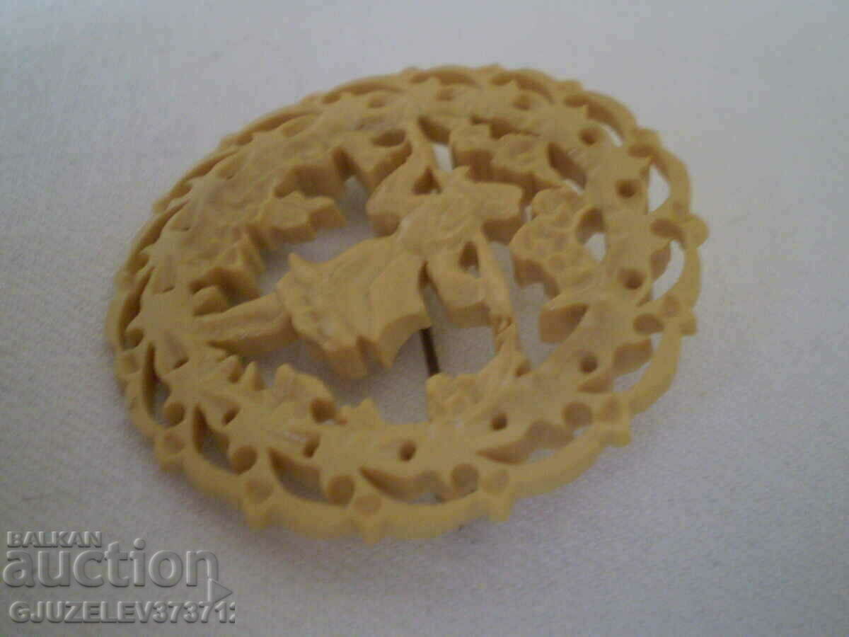 Аукцион стара брошка ръчно изработена от бакелит жена Аукцион стара брошка ръчно изработена от бакелит жена