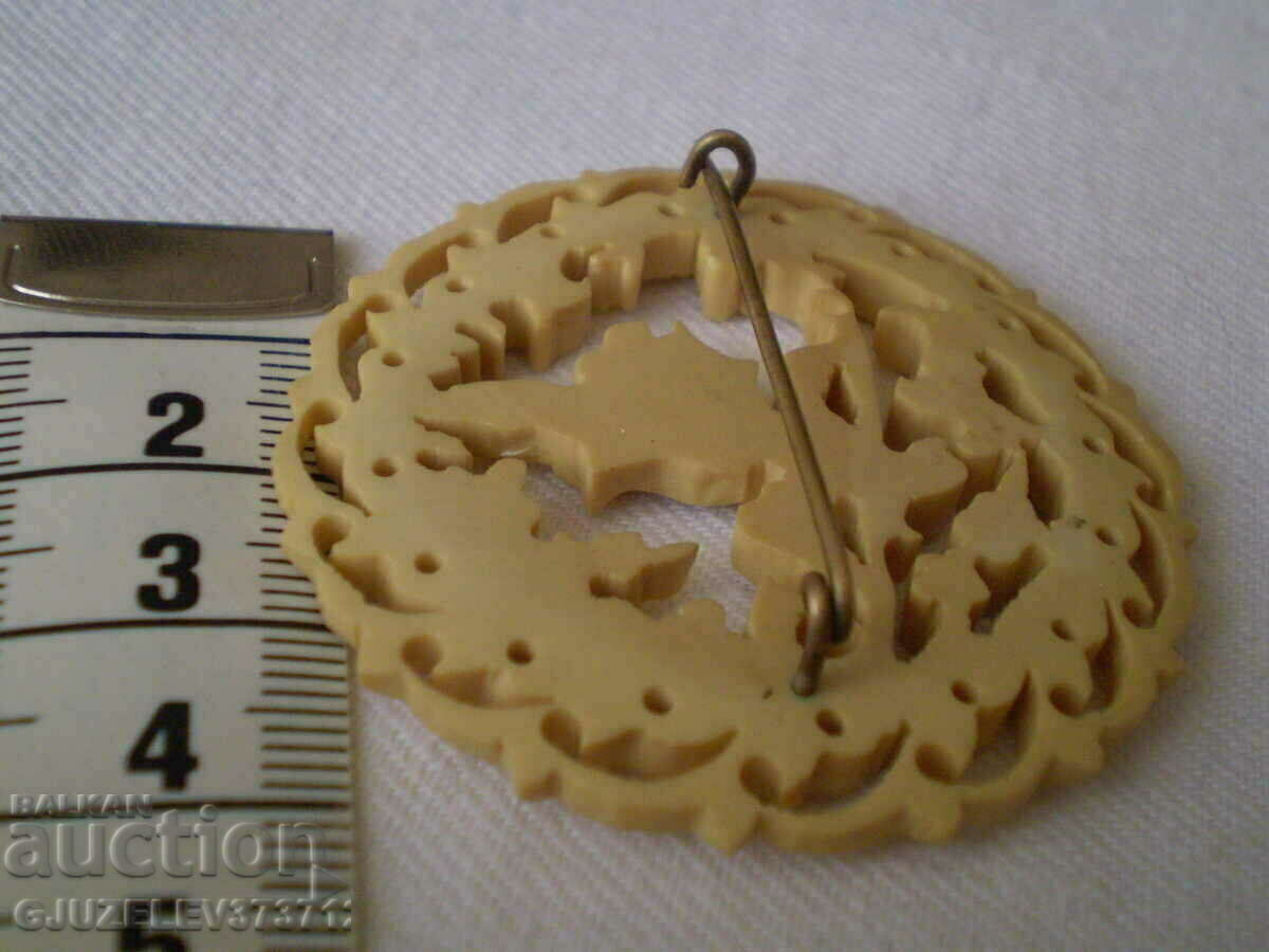 Доставка на стара брошка ръчно изработена от бакелит жена Доставка на стара брошка ръчно изработена от бакелит жена