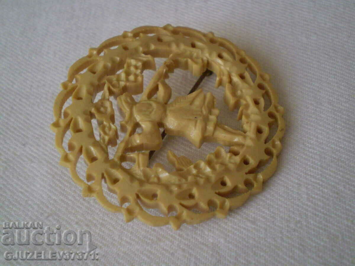 стара брошка ръчно изработена от бакелит жена - 7 стара брошка ръчно изработена от бакелит жена - 7