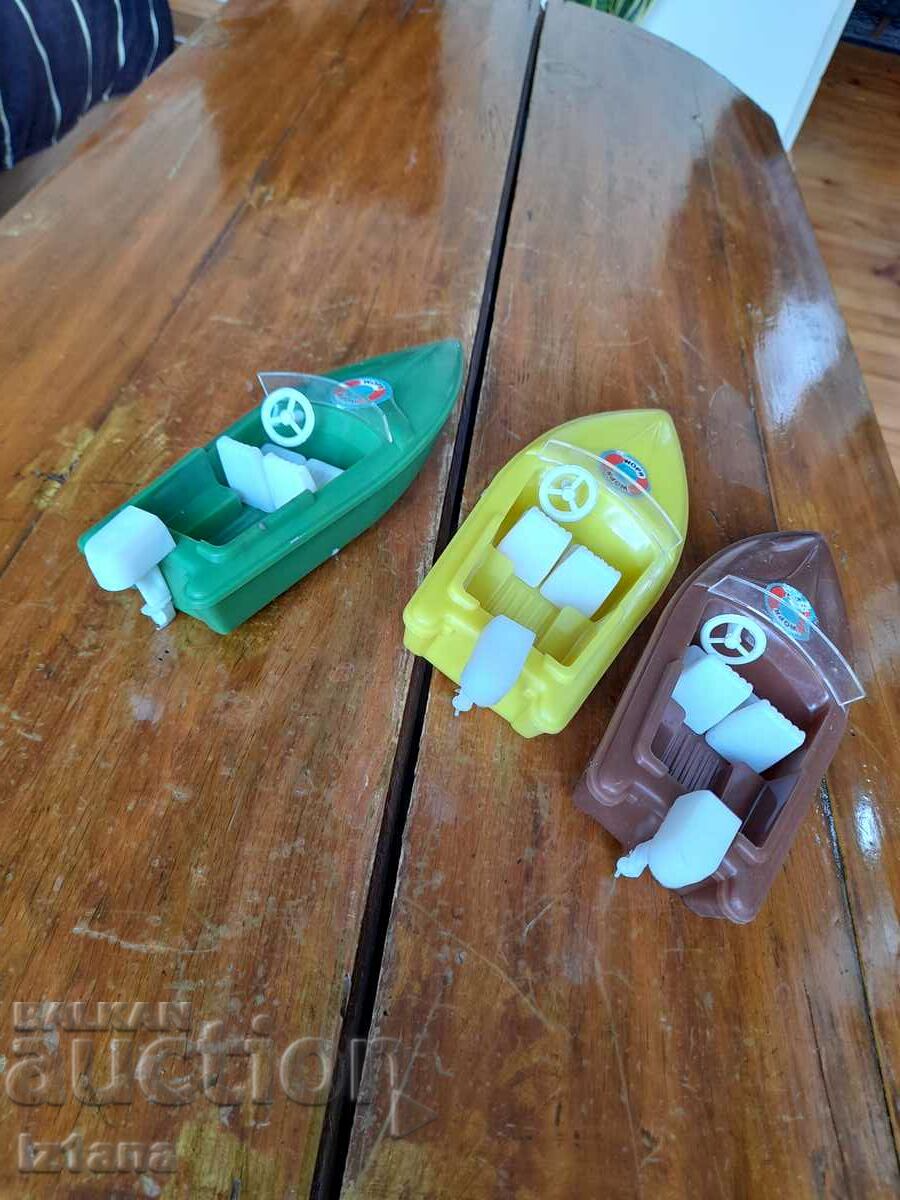 Auction An old toy boat, a boat Auction An old toy boat, a boat