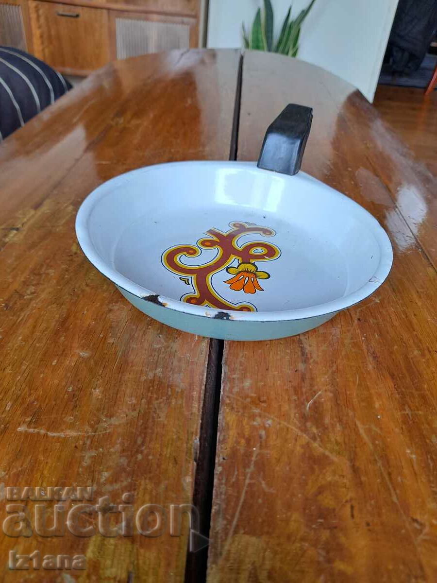 Auction Old enameled omelette pan, pan Auction Old enameled omelette pan, pan