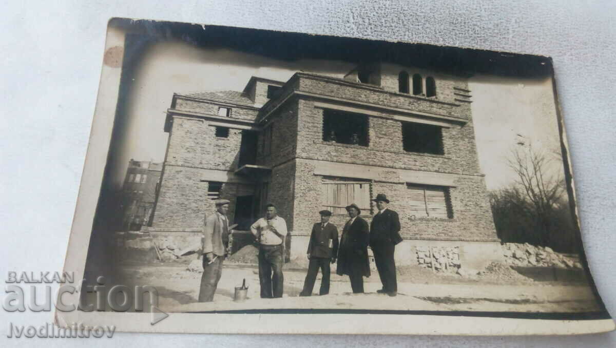 Снимка Петима мъже пред новопостроена сграда