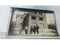Φωτογραφία Πέντε άνδρες μπροστά από ένα νεόκτιστο κτίριο