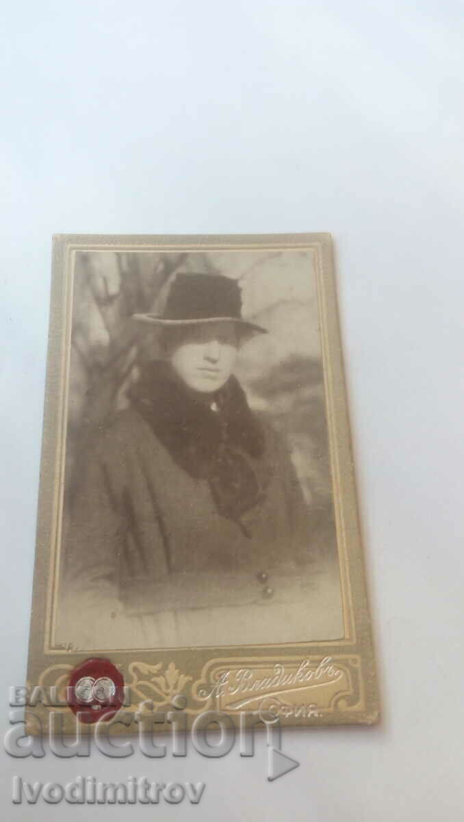 Photo Woman with a wide-brimmed cardboard hat