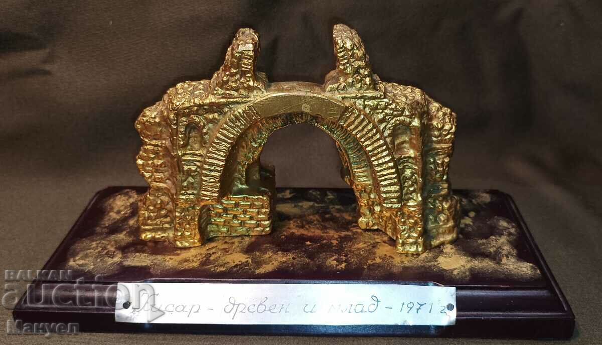 O sculptură veche, valoroasă. cu preț 150.00 BGN | € 76.69 O sculptură veche, valoroasă. cu preț 150.00 BGN | € 76.69