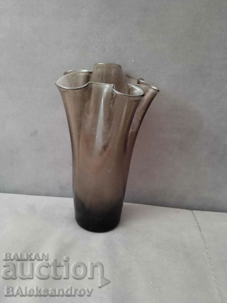 vaza veche de sticlă colorată