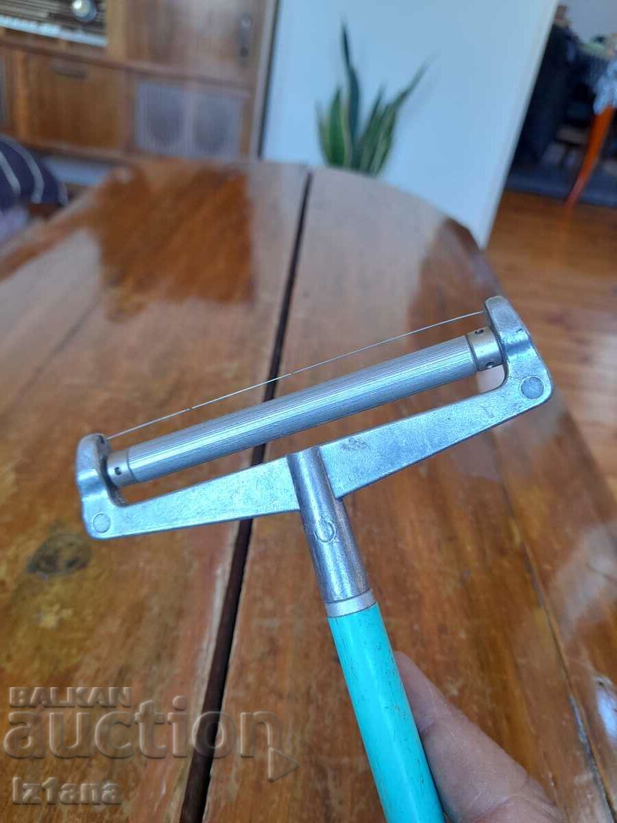 Auction  Old cheese and yellow cheese cutting tool