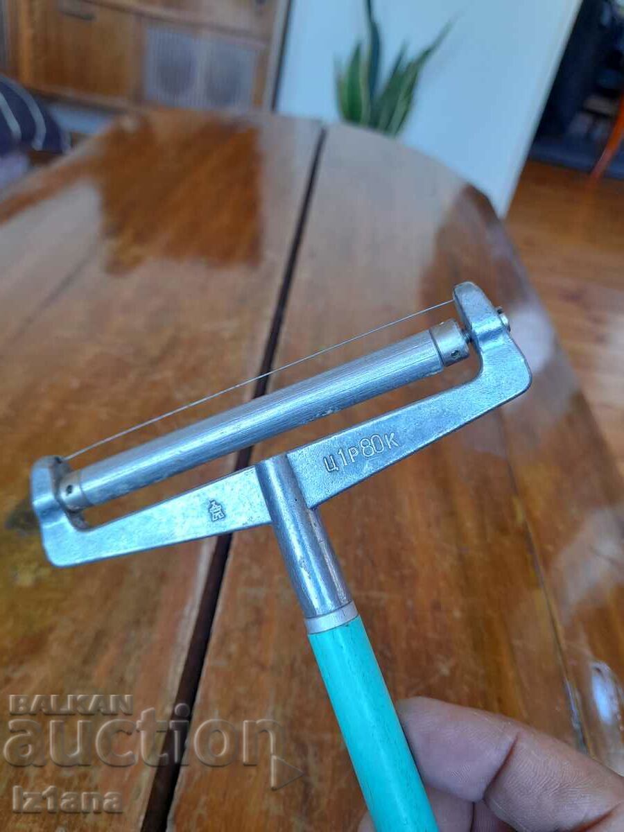 Delivery of Old cheese and yellow cheese cutting tool