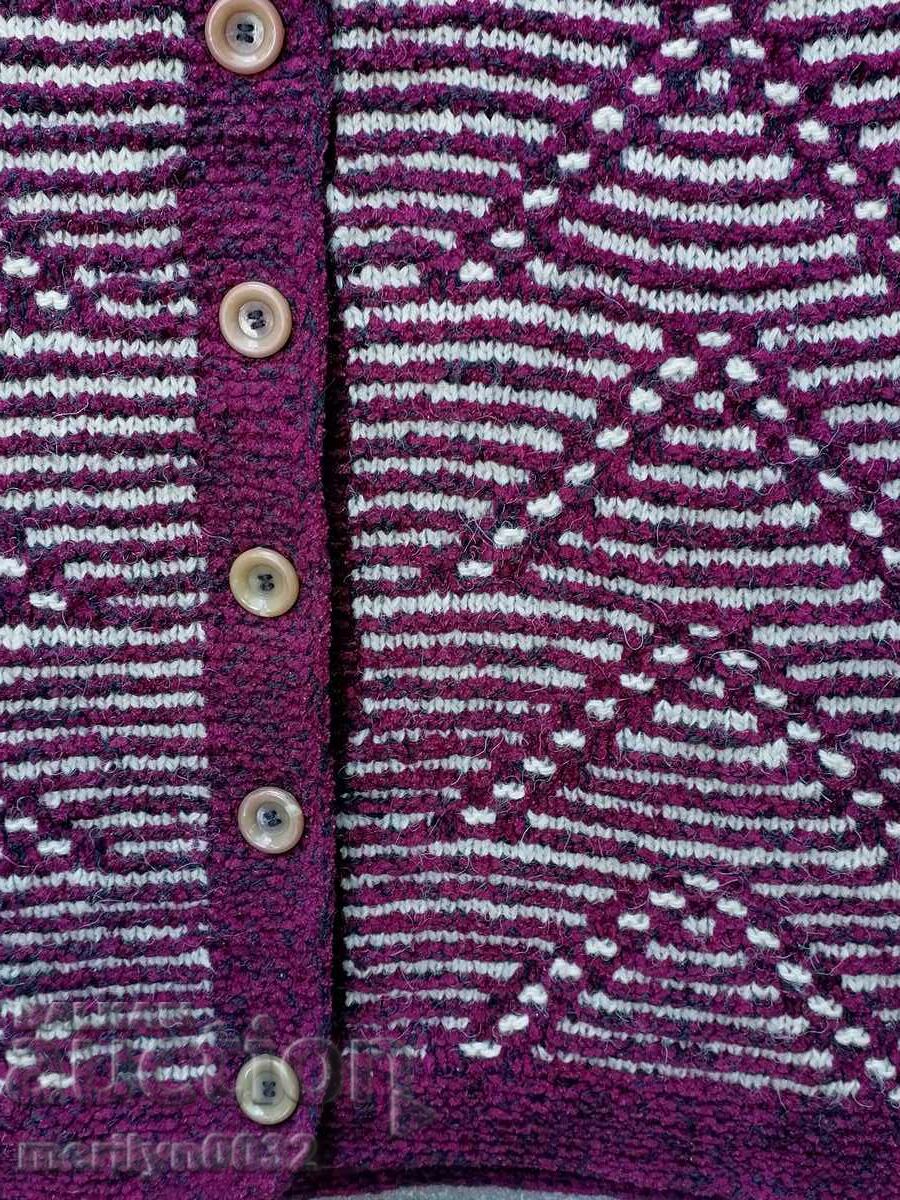 Старо елече от вълна плетен елек с цена 61.00 лв. | € 31.19 Старо елече от вълна плетен елек с цена 61.00 лв. | € 31.19