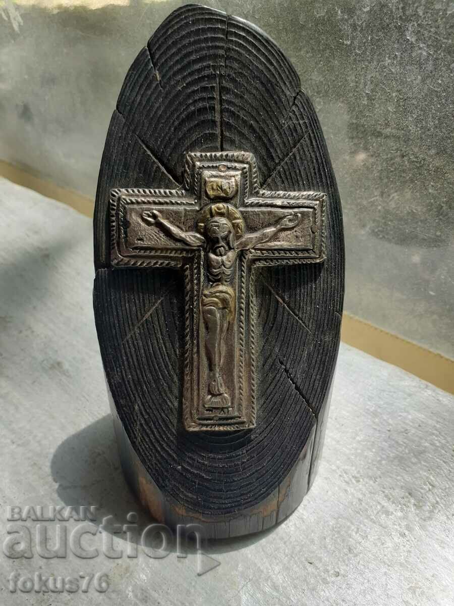 Cruce de argint revival cu aurire pe lemn