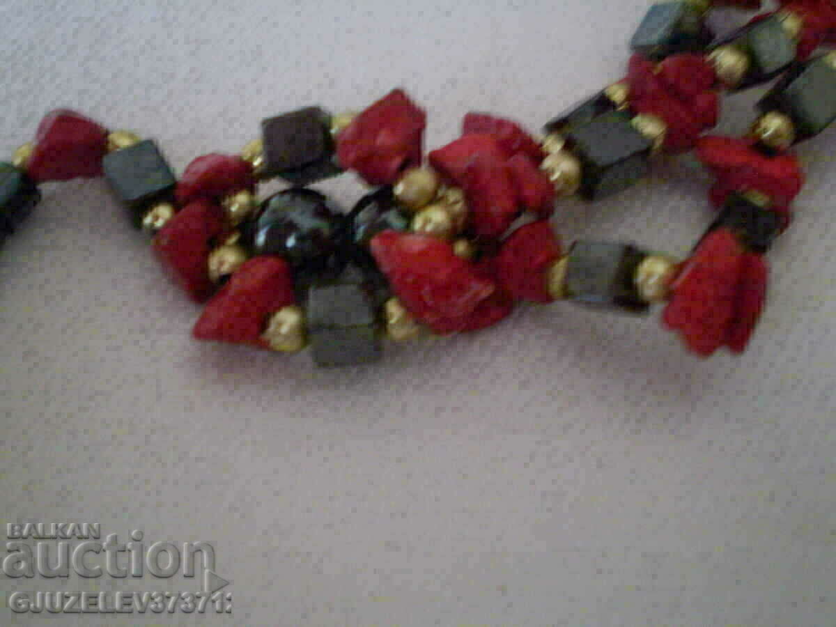 Доставка на красиво колие от  хематит и карнеол