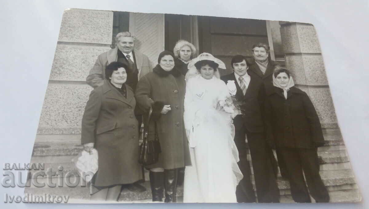 Снимка Младоженци със свои приятели 1977