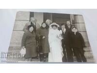 Снимка Младоженци със свои приятели 1977