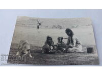 Fotografie Țigan cu două fetițe și un câine pe gazon