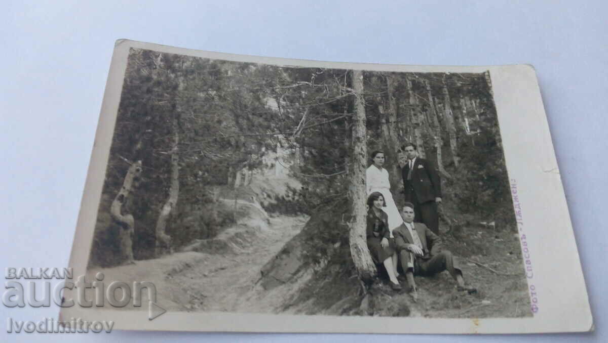 Φωτογραφία Ladzhene Δύο νεαροί άνδρες και δύο κορίτσια σε ένα πευκοδάσος
