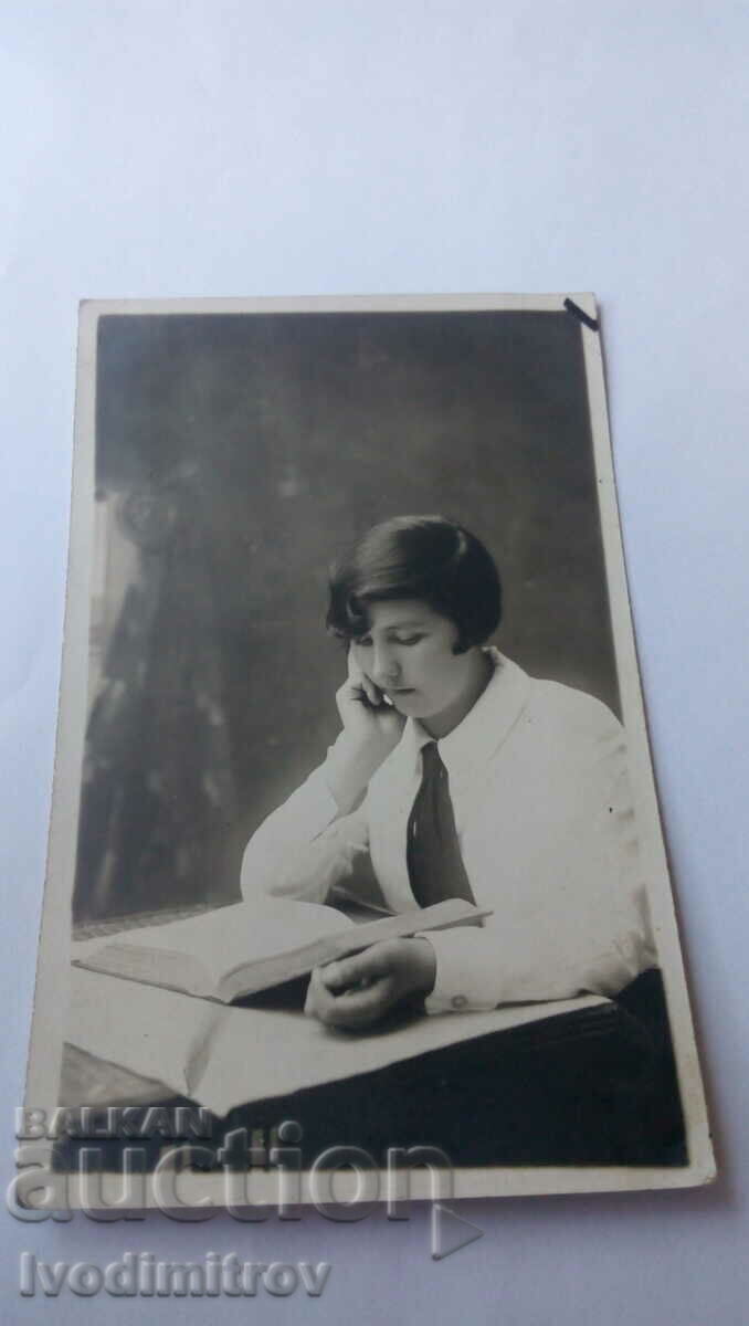 Снимка Лъджене Младо момиче чете книга 1936