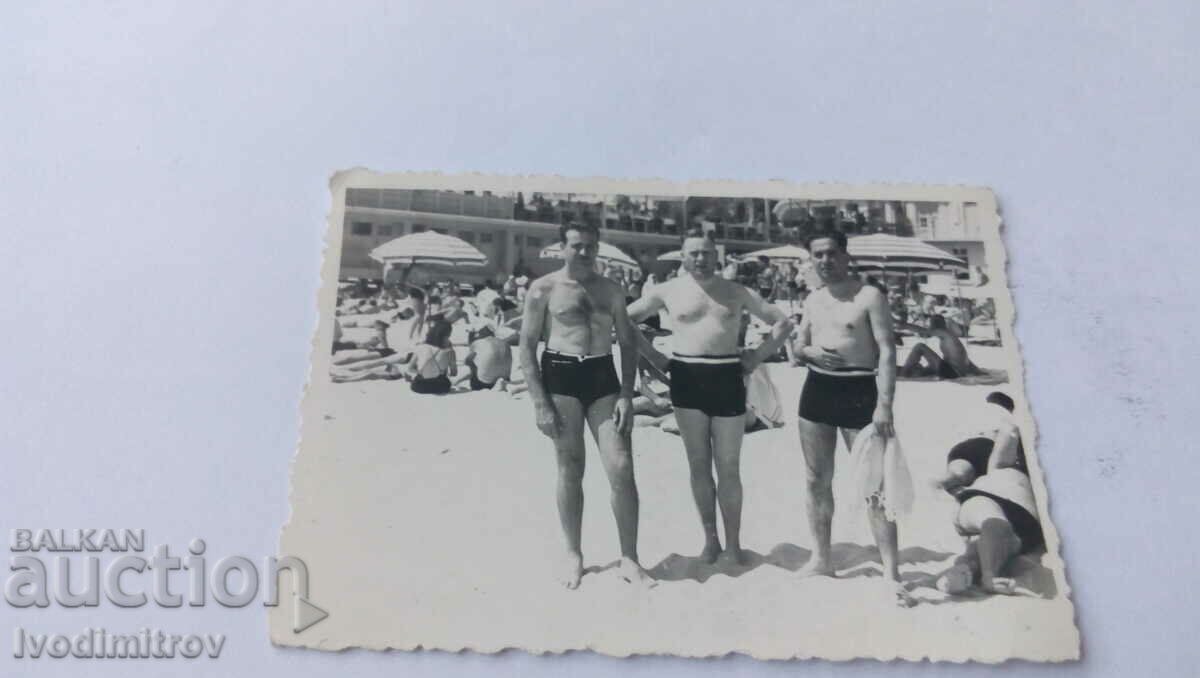 Снимка Трима мъже по бански на плажа