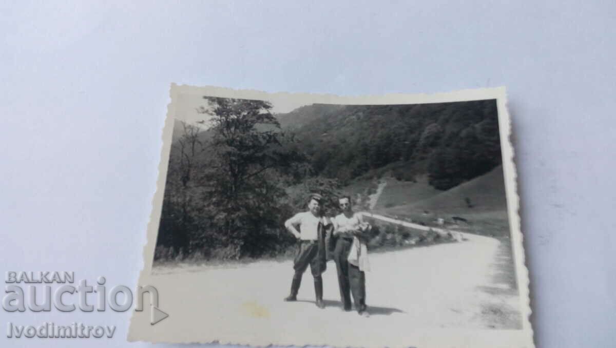 Photo Officer and man on a road in the mountains